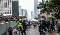 V Hongkongu protestovaly dva miliony lidí. Mladík přišel o život