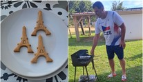 Před dřinou grilovačka. Střelec Lipták utužuje partu, nechybí ani perníčky