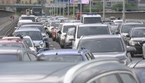 Řidiči přiznali nebezpečné návyky. Někteří čtou za jízdy i e-maily