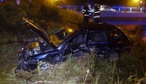 Auto po smyku prorazilo svodidla a zřítilo se ze srázu vedle mostu