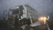 Kamion plný selat začal po střetu s motorkou hořet! Motorkář zemřel
