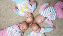 "Vyberte dvě děti, které přežijí," nutili matku lékaři. Žena odmítla