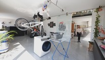 Borec na konec! Rakouský cyklista předváděl doma parádní kousky
