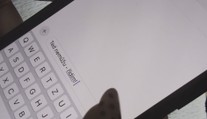 Přibývá nehod kvůli mobilu za volantem. Řidiči riskují i používáním handsfree