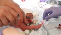 Šesterčata už váží sedm kilo! Domů se dostala po 113 dnech v nemocnici
