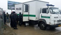 V Českých Budějovicích zadrželi tři uprchlíky, ukrývali se v kamionu