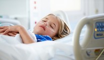 Valentýnku (4) poslal lékař domů. Zvracela krev a třásla se, tvrdí otec
