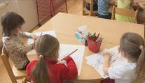 Školkovné se vrací. Rodiče předškolních dětí budou mít znovu slevu na dani