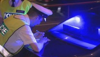 Ve 200kilometrové rychlosti se hnali dálnicí za tmy. Mužům hrozí ztráta řidičáku