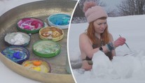 Do ledové vody si bere malířské plátno! Vytvořila už desítky obrazů