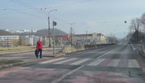 Řidič v ukradeném autě srazil chodkyni, místo pomoci jí sprostě nadával