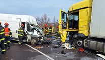 Dodávka zamířila přímo pod protijedoucí kamion, její řidič srážku nepřežil