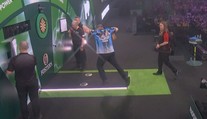 Měl rozhodčí na MS v šipkách odpískat penaltu? Fanoušci si utahují z kuriózní situace