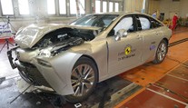 Jsou vodíková auta bezpečná? Odpověď ukázaly crash testy, a dokonce se střílelo
