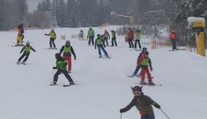 Školy už začínají řešit lyžáky. Týden může rodiče vyjít i na 15 tisíc