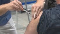 Vakcíny proti covidu-19 plně fungují. Třetí dávka není nutná, tvrdí experti