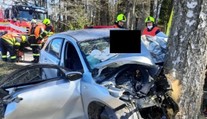 Vážná nehoda na Semilsku. 85letý řidič neměl šanci náraz do stromu přežít