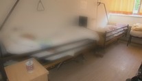 V domově důchodců ji nechali ve zvratkách! Její dcera je v šoku