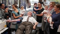 Zemřel muž se zlatou paží. Pomohl zachránit životy více než dvou milionů dětí