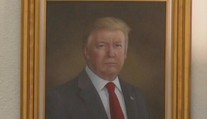 Trumpa rozzuřil nepovedený portrét. Prý je zkažený schválně a mají ho sundat