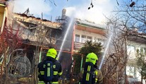 Velký požár na Mostecku: Hořel rodinný dům, oheň přeskočil i na sousední budovu