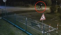 Tohle se zloději nepovedlo! Ve sněhu nechal stopy až ke svému domu