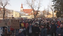 Sloučení základních škol v Holešově čelí kritice. Na Zlínsku proběhla demonstrace