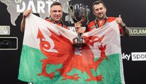 Price s Claytonem ovládli World Cup of Darts. Skotové ve finále neměli šanci