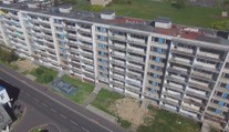 V Janově začala demolice paneláků. Vybydlené sídliště srovnají se zemí