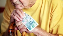 Vláda nečekaně mění plán: Důchodový věk na 65 letech zatím nezastropuje