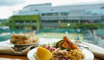 Takto se jí na Wimbledonu. Fanoušky pobouřilo drahé kuře s nugetou
