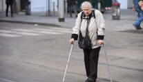 Stařenka si chtěla v noci odskočit. Spletla si dveře a bloudila městem