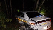 Řidič v tesle měl puštěný film a autopilota, smetl policejní vůz! FOTO