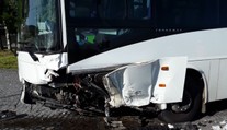 Na Vysočině se srazil osobák s autobusem, zranil se řidič i pasažéři