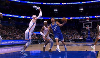 Bizarní faul v NBA. Hráč zablokoval soupeře svou botou v ruce