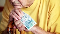 Důležitá změna pro důchodce. Peníze dostanou v jiný termín než obvykle