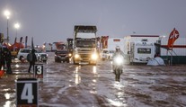 Na Dakaru se valila voda po poušti. České kamiony zachraňovaly auta z řeky