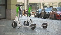 Sdílené elektrokoloběžky by měly v Praze skončit. Hlavní město s nimi už nepočítá