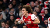 Vlasatý uličník Luiz tahá kamarády za nos a ještě se tím vesele chlubí!