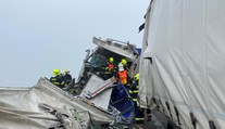 Tragédie na D8! Při nehodě pěti kamionů zemřel jeden člověk