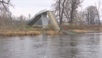 Státní zástupce viní ze zřícení Trojské lávky dva muže, oba vinu odmítají