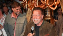 Schwarzenegger vyrazil na lyžařské závody. Fotil se s fotbalovými ikonami