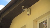 Slivenec a Holyni děsí gang zlodějů. Útočník držel ženě na ulici pistoli u hlavy