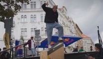 Šílenci na skateboardu pobláznili Prahu. Ve Vršovicích se sešla světová smetánka