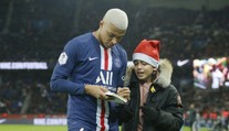 Krásné gesto! Mbappé podepsal fanouškovi knížku přímo na hřišti