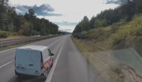 Na D5 vybržďovala dodávka Strabagu kamion. Řidič pak ukazoval vulgární gesta