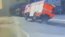 Dramatické video: Cisterna hasičů se řítila ulicí, řidič zatáčku málem nezvládl