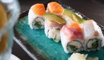 Masivní otrava v sushi restauraci. Onemocnělo sto lidí