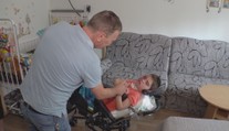Rodina vychovávající dítě se vzácným syndromem si zoufá. Přišla o jediné auto