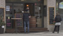 Dovnitř se nesmí, musí stačit okénko. Hospody statečně bojují o přežití